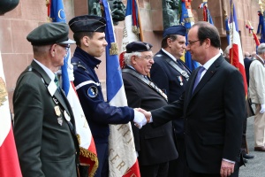 François Hollande salue les porte-drapeaux